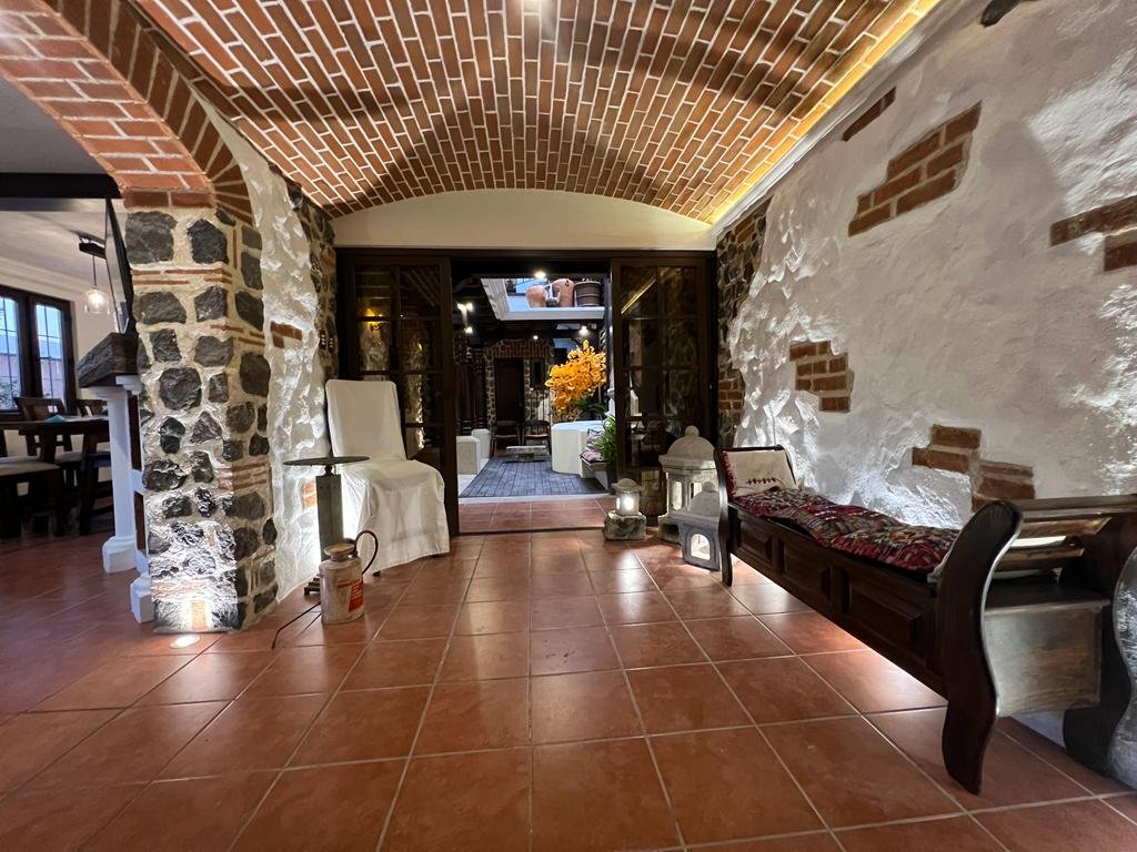 Colonial stone lounge